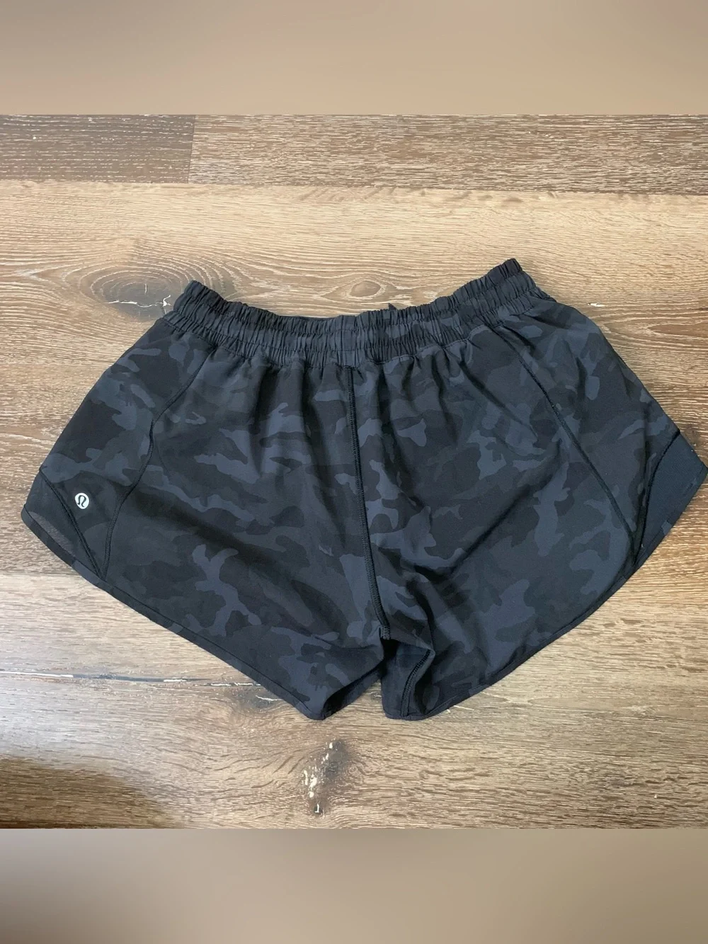 Lululemon Hotty hot camo low rise shorts 8Tall